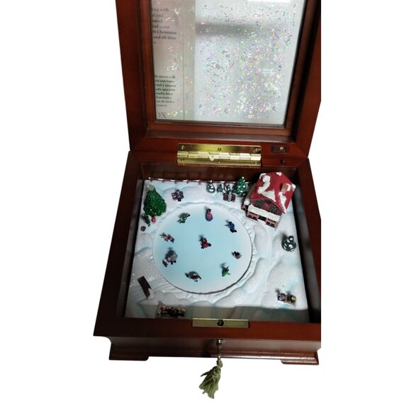 Gold Label Collection Illuminated Music Box With Animated‎ Skaters & 30 Songs - Picture 1 of 13